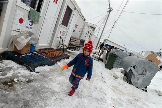 Los niños enfrentan no solo el frío sino también ncertidumbre y retrasos en sus procesos de solicitud de asilo.