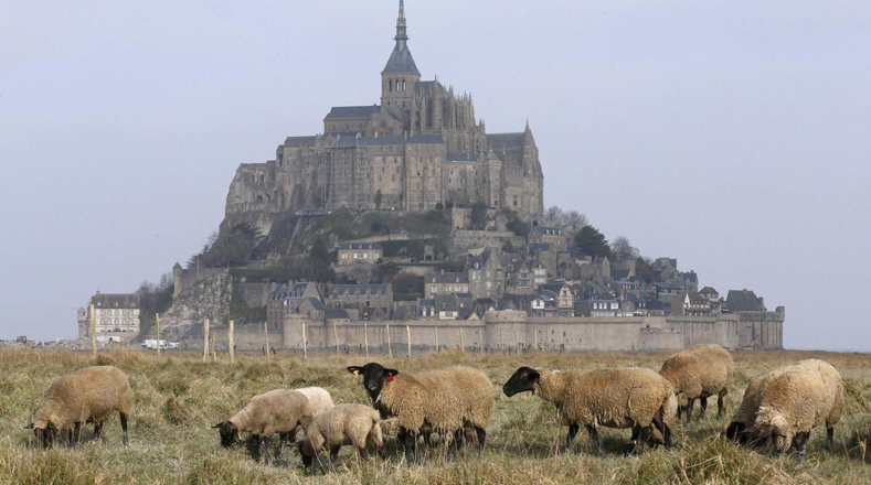 El Monte Saint Michel es uno de los sitios más visitados de Francia.