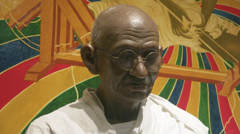 El día 30 de enero se celebra el Día Escolar de la No Violencia y la Paz en aniversario de la muerte de Mahatma Gandhi.