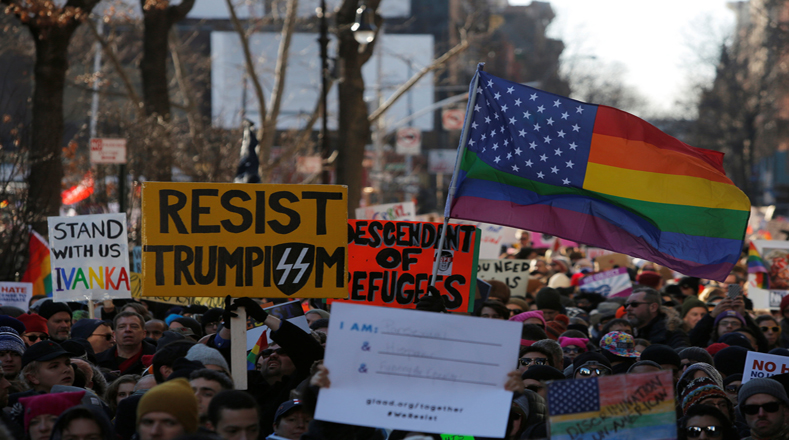 Miles de personas salieron este sábado a las calles de Nueva York para protestar contra el veto migratorio de países musulmanes impuesto por el  presidente de EE.UU., Donald Trump, en una marcha organizada por grupos de defensa de los derechos de los LGTB (lesbianas, gays, transexuales y bisexuales).