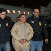 Joaquín El Chapo Guzmán Loera escoltado en Ciudad Juárez, Chihuahua, por policías mexicanos el 19 de enero pasado, cuando fue extraditado a Estados Unidos.