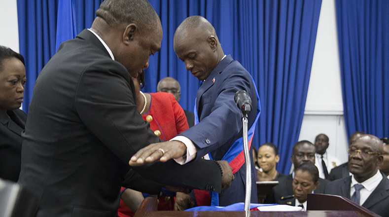 Youri Latortue, presidente de la Asamblea Nacional hizo acto de entrega de la banda presidencial a Jovenel Moise.