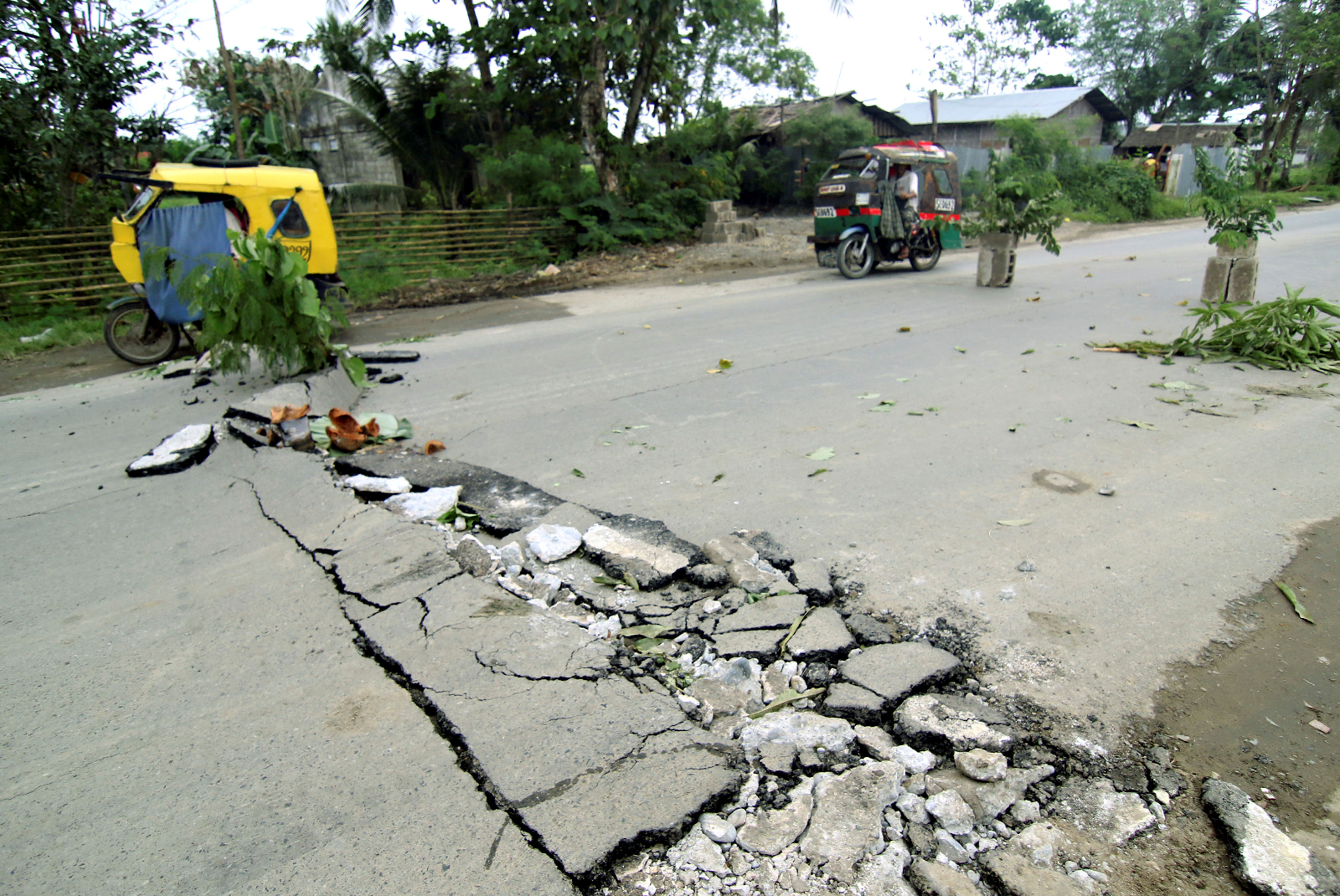 El terremoto ocurrió a una profundidad de 27,9 kilómetros y a unos 10 kilómetros al noroeste de Mabua.