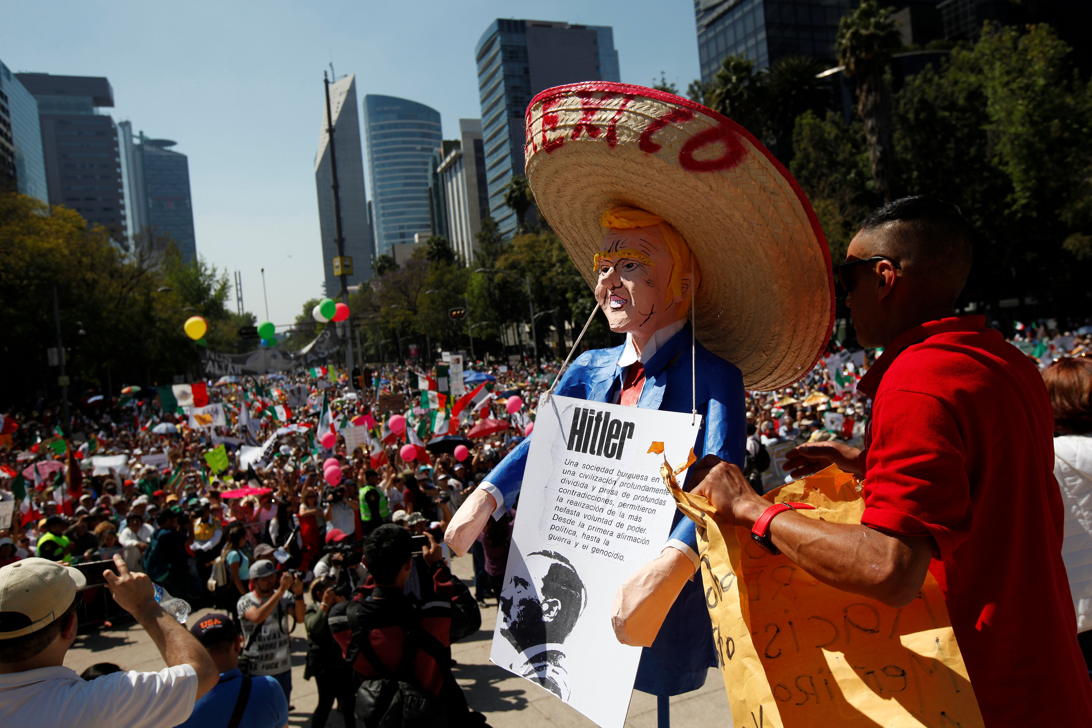 La manifestación más multitudinaria fue en Ciudad de México, con una asistencia de unas 20.000 personas, según datos de la Secretaría de Seguridad Pública capitalina.