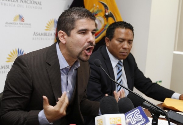Dalo Bucaram, candidato a la presidencia de Ecuador, vinculado con prófugos de la justicia nacional.