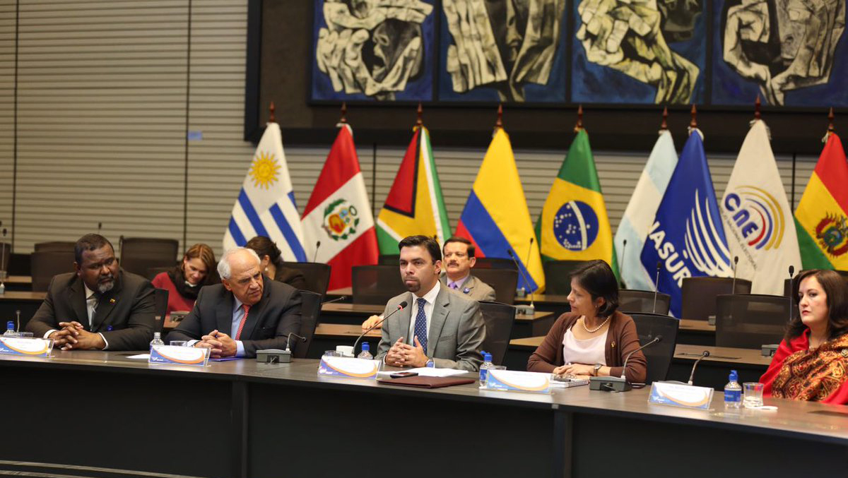 Autoridades de la Unasur se reunieron con el presidente del CNE ecuatoriano, Juan Pablo Pozo (c), para firmar el convenio de acompañamiento.