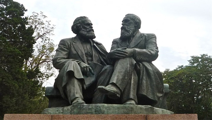 Karl Marx y Friedrich Engels publicaron el Manifiesto Comunista en 1848, la cual es una de las obras políticas más influyentes de la historia.