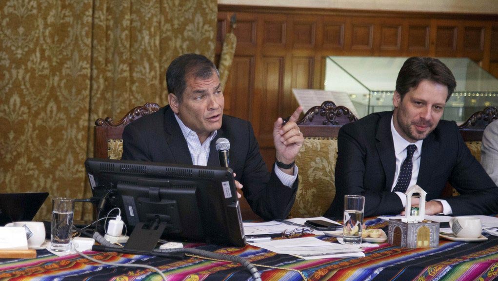 El presidente ecuatoriano (i) durante el conversatorio.