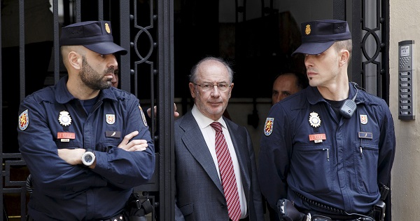 Former IMF chief Rodrigo Rato (C) walks between police officers as he leaves his office in Madrid, April 17, 2015.