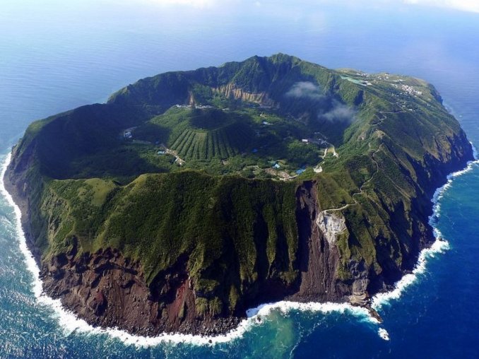 Aogashima, la pequeña y curiosa isla que tiene un pueblo dentro de un volcán.