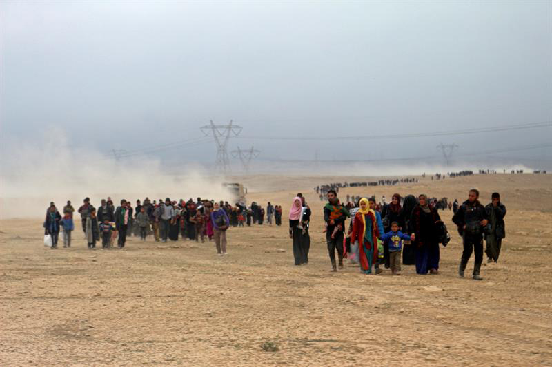 Miles de personas se trasladan al campamento para refugiados de Hamam al Alil, situado a unos 25 kilómetros al sur de Mosul.
