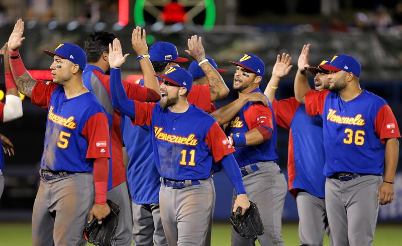 La novena venezolana celebra el triunfo que lo ubica en la segunda ronda del Clásico Mundial de béisbol.