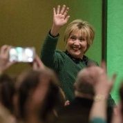 Hillary Clinton, ex candidata presidencial demócrata, saluda al llegar a la Sociedad de Mujeres Irlandesas para la celebración anual por el Día de San Patricio, el viernes en Scranton, Pensilvania.