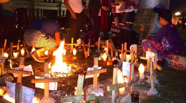 Con velas piden justicia por la muerte de 41 niñas en Guatemala.