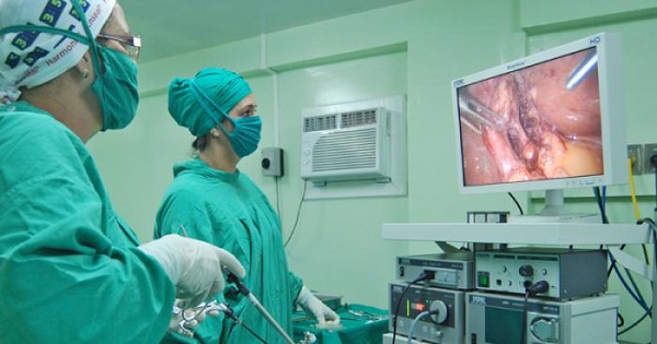 Cuban surgeons performing an operation at Havana's Luis de la Puente Uceda National Center for Minimally Invasive Surgery.