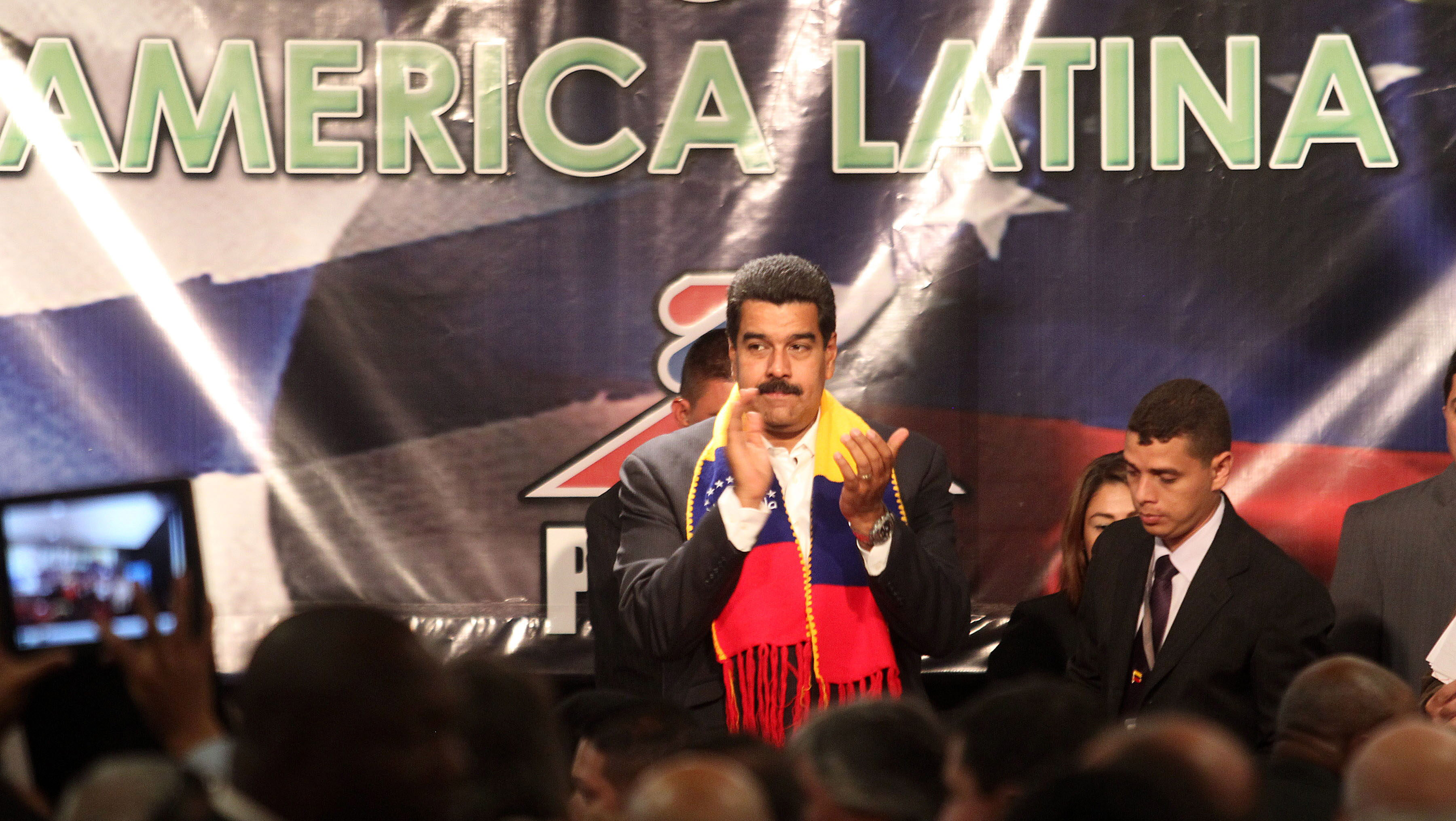 El presidente venezolano Nicolás Maduro (c) de visita al PIT-CNT en el 2013.