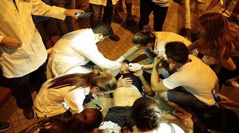 Los estudiantes instalaron un puesto de salud cerca de la Catedral de Asunción, próxima al Congreso paraguayo.