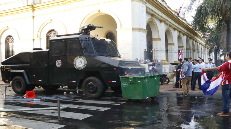 Un vehículo de la policías paraguaya avanza para disolver una protesta frente al Congreso Nacional en Asunción