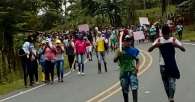 Los manifestantes en Tumaco denuncian el uso de armas de fuego para reprimir la protesta.