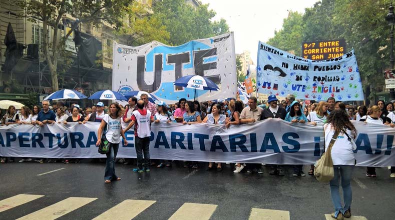 Docentes argentinos exigen en las calles que sea discutido un salario digno para su importante labor