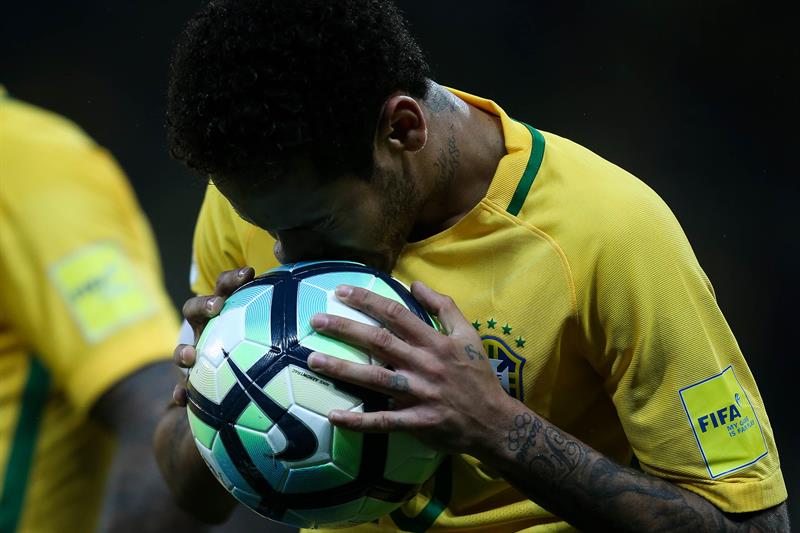 Neymar con el balón que rodó en el juego que dio a Brasil la clasificación a Rusia 2018.