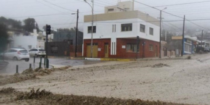 El gobernador de Chubut, Mario Das Neves, anunció que las clases permanecerán suspendidas en Comodoro Rivadavia.