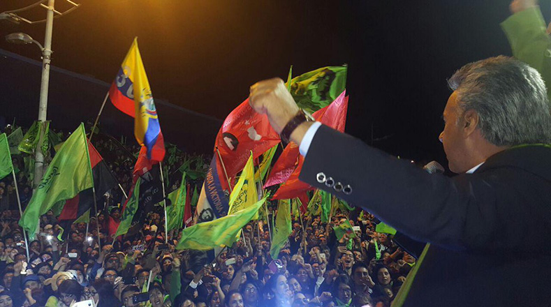 Lenín Moreno festeja con sus simpatizantes el triunfo en la segunda vuelta de las elecciones en Ecuador.