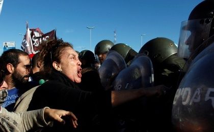 Protesters clash with Argentine gendarmerie as they block a road during a 24-hour national strike in Buenos Aires, Argentina, April 6, 2017.