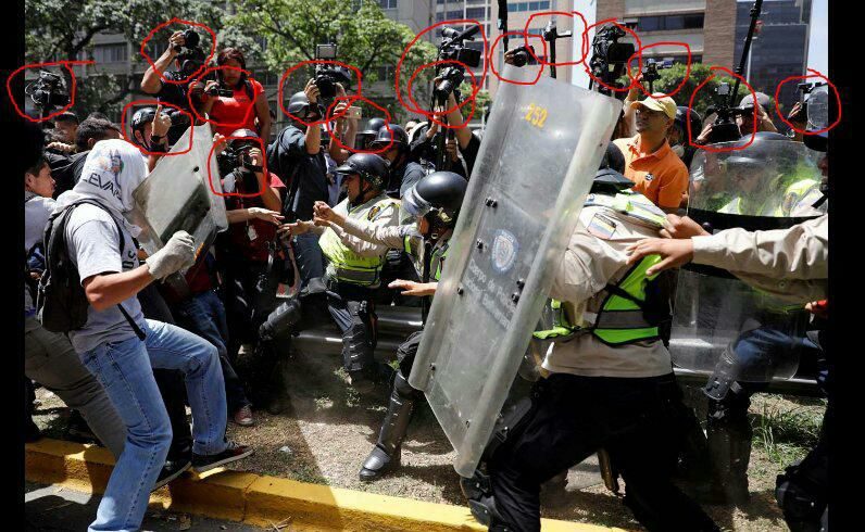 El trabajo de Elba consistía en rodear con su cámara el momento exacto en el que uno de los protestantes atacara a un Guardia Nacional (GNB) o a un agente de la Policía Nacional Bolivariana (PNB).