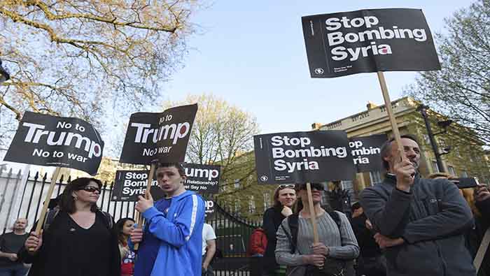 En Reino Unido protestaron contra los bombardeos de EE.UU. en Siria.