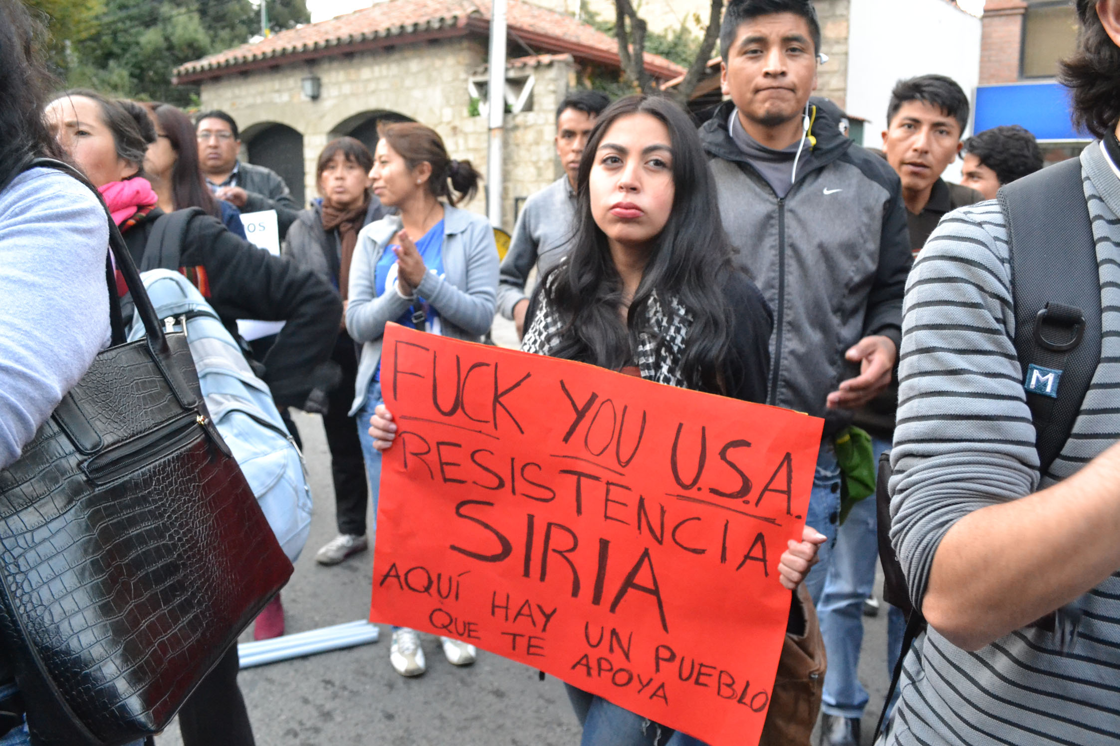 Protesta en las puertas de la embajada de EE.UU. en Bolivia