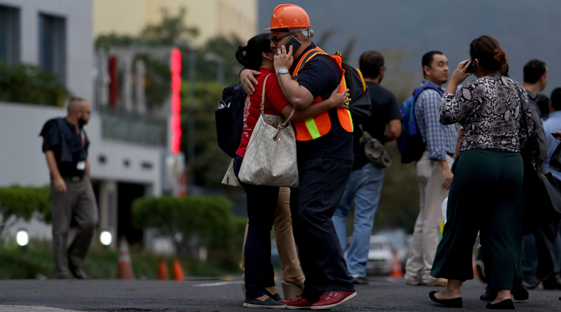 El sismo de mayor intensidad alarmó al centro de San Salvador y dejó un fallecido.