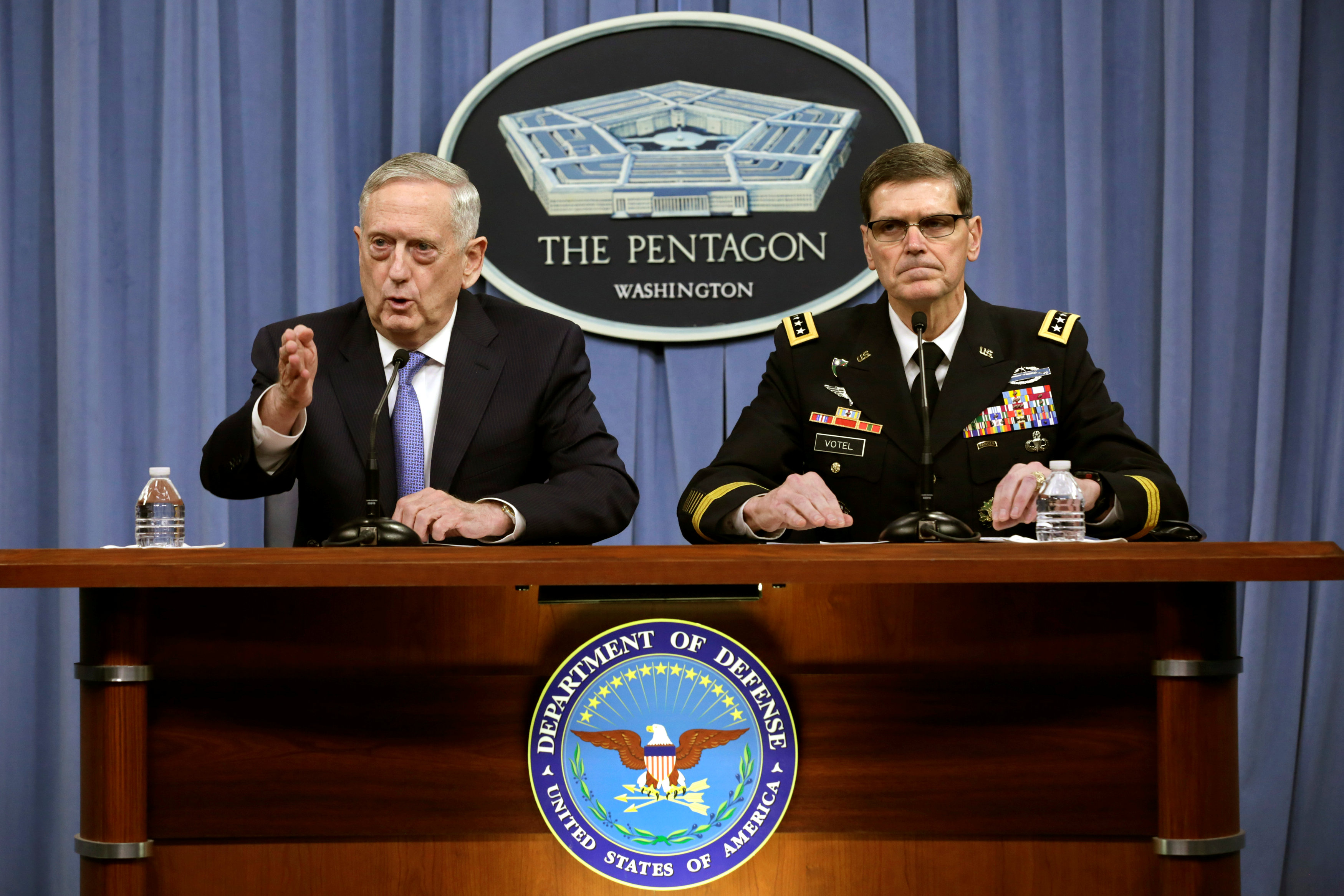 El Secretario de Defensa estadounidense James Mattis (L) y el General del Ejército Joseph Votel, comandante del Comando Central de Estados Unidos desde el Pentágono, EE.UU.