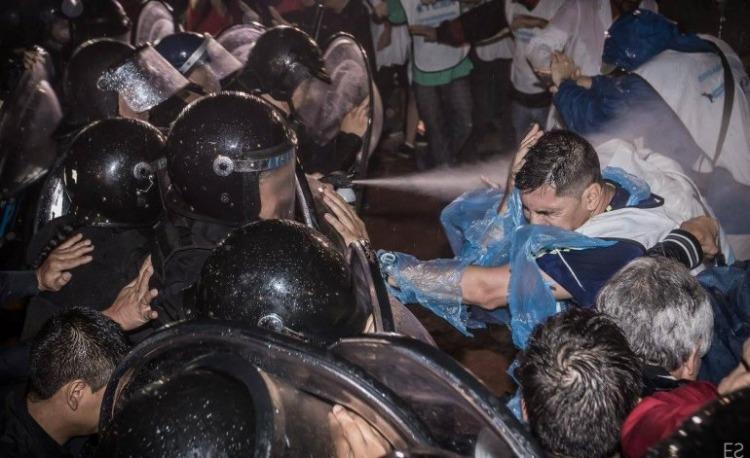 Argentinos denuncian una serie de atropellos que el gobierno viene realizando sobre los trabajadores, la juventud y sus organizaciones.