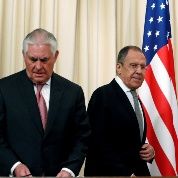 En canciller ruso, Sergei Lavrov (izquierda), y su homólogo estadunidense, Rex Tillerson, antes de iniciar una conferencia de prensa conjunta tras haber dialogado, el pasado miércoles en Moscú.