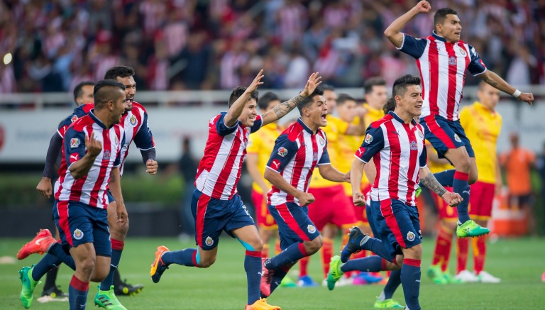 Chivas de Guadalajara festejan nuevo título en torneo mexicano.