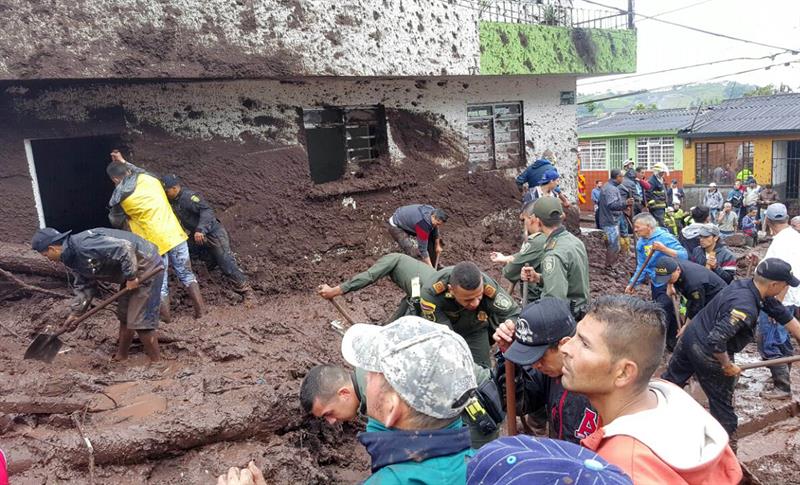 Las fuertes lluvias que se registraron en la ciudad de Manizales afectaron a 18 barrios, carreteras y puentes vehiculares.