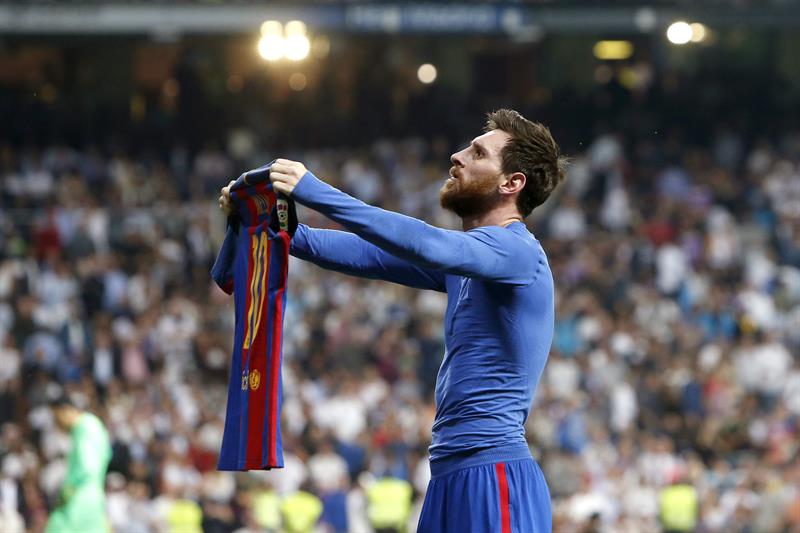 Messi recibe homenaje del club Barcelona.