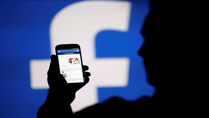 Facebook ha recibido críticas respecto a su política permisiva con la reproducción de contenido inadecuado para el público en general.
