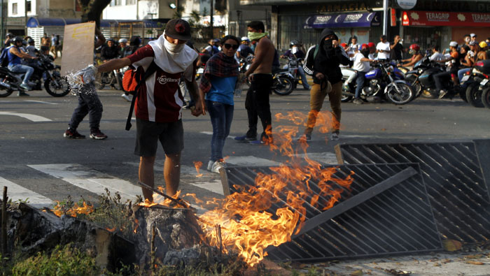Grupos vandálicos de la oposición trancan vías en Chacao.