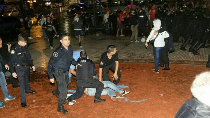 El 9 de abril pasado agentes de la policía, por órdenes de Macri, reprimieron con gas pimienta a maestros que protestaban pacíficamente.