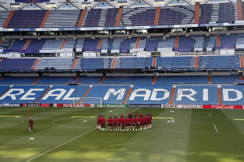 Los jugadores del Atlético de Madrid, durante el entrenamiento del equipo en el estadio Santiago Bernabéu.