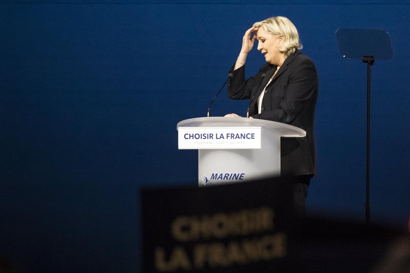 Marine Le Pen se dirige a sus simpatizantes durante un mitin en Villepinte en el norte de París.