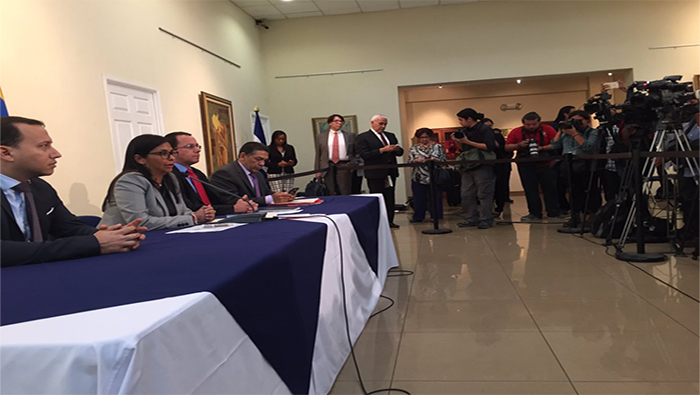 Delcy Rodríguez mostró a los representantes de la Celac las imágenes de la violencia terrorista contra el orden democrático en Venezuela. 