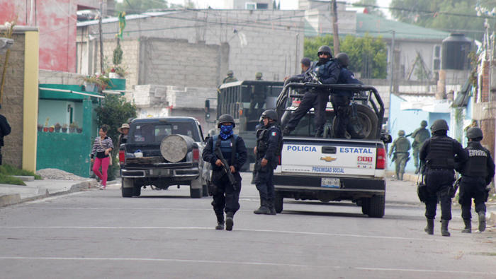 Las bandas de crimen organizado en México se dedican a la extorsión, secuestro y robo de combustible de los ductos de Pemex.
