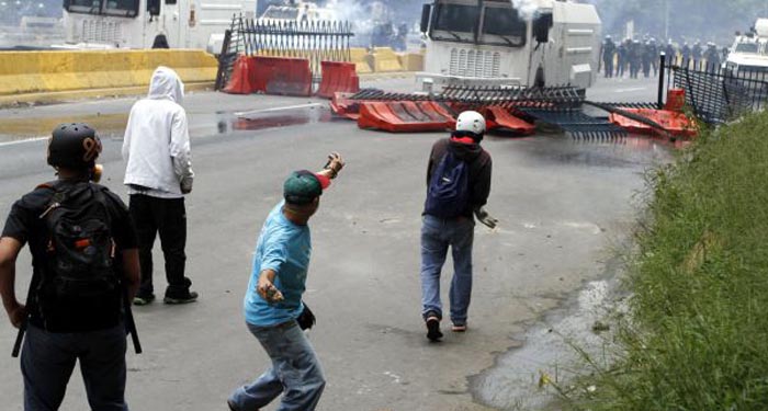 El Clacso advirtió que la violencia de grupos opositores venezolanos pone en riesgo el orden democrático y de profundizarse 