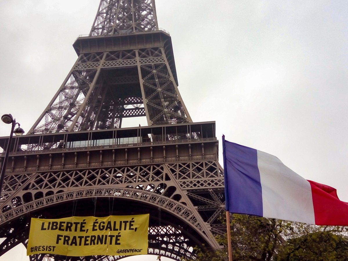 Pancarta colocada por Greenpeace en la torre Eiffel