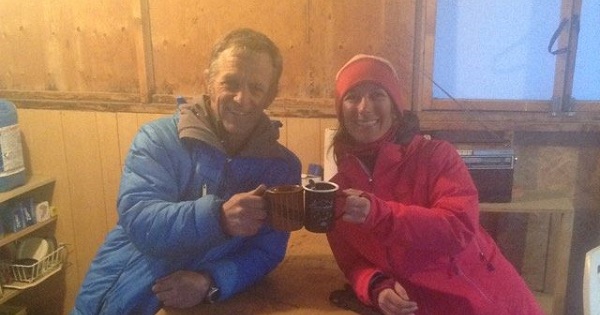 Argentine climber Natilia Martínez (R) celebrates her rescue with Icefield Discovery’s pilot Tom Bradley.