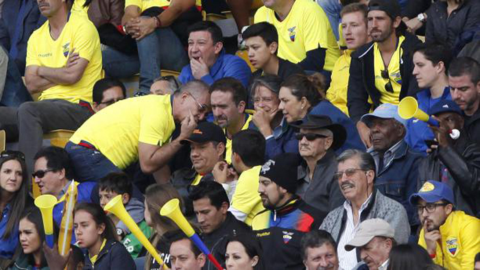 En un encuentro de fútbol en Ecuador, el excandidato presidencial Guillermo Lasso acudió al estadio Atahualpa de Quito y promovió la emisión de consignas políticas a su favor.