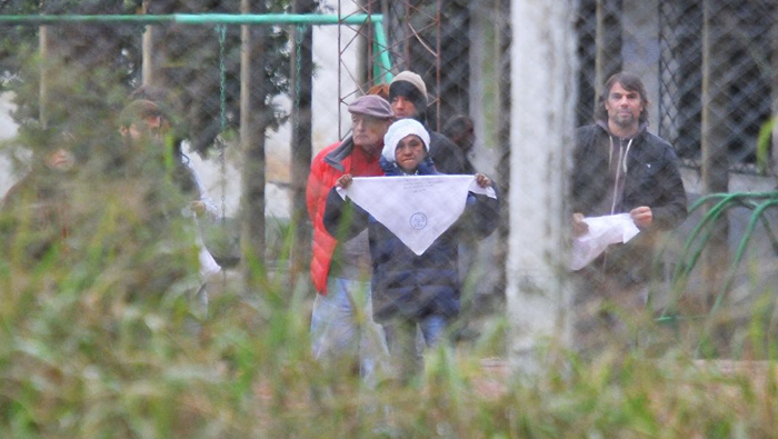 La diputada de Parlasur detenida de forma arbitraria se tomó una foto en prisión con un pañuelo enviado por la defensora de derechos humanos Estela de Carlotto.